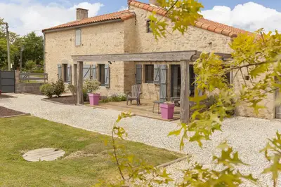 Villa 'Gîte Avec Jacuzzi Charme Et Confort' avec Terrasse Privée, Jardin Privé et Wi-Fi
