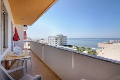 Image de Appartement moderne et confortable avec vue sur mer, balcon et Wi-Fi