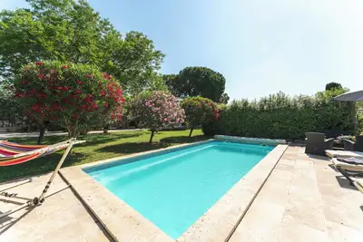 Image de Le Mas Des Pins avec Piscine Partagée, Wi-Fi et Climatisation
