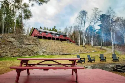 Image de Lakeside Lodge with stunning views!