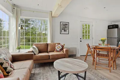 Image de Charming 2br abode: Newly Restored, Full of Light, 2 Min to Stowe Center! \"\n\n\n\n