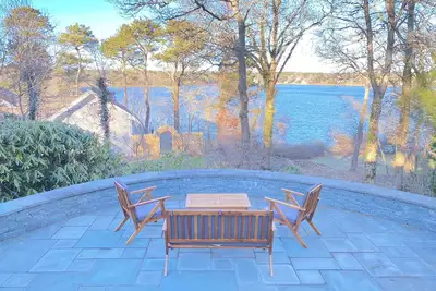 Image de Water views and boating await from our Follin's Pond home and private dock.