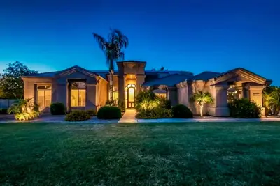 Image de Spacious & Luxurious oasis w/ saltwater pool, hot tub, outdoor kitchen & sauna