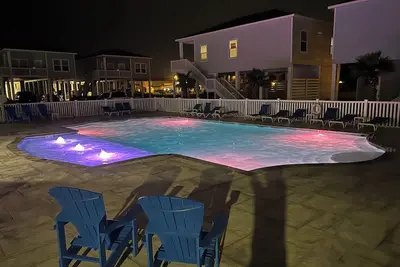 Image de Coastal Getaway 3br 2ba, sleeps up to 8, w pool, balcony, mins to beach & marina