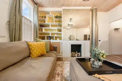 Image de ★ HostWise Stays ★ Designer's Dream - Parking - Soaker Tub, Location!