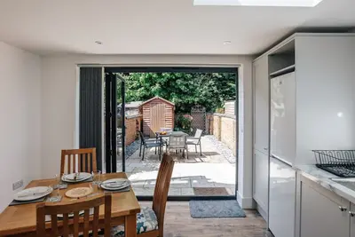 Image de Apple Blossom - Central Henley with free road parking