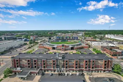 Image de Gorgeous Apt w/ Balcony - Walk to Stadium & Lansing Center