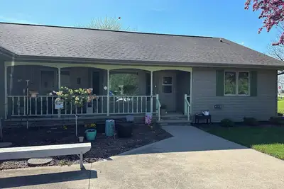 Image de Country House in Neenah. 10 miles to Eaa. Large driveway for parking.