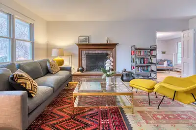 Image de Beautiful Amagansett Home with pool. Walk to the bay beach. Small dogs welcome.