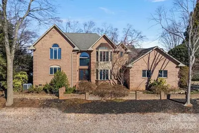 Image de Waterfront Sanctuary on Lake Norman with Hot Tub, Boat Dock & Outdoor Fireplace
