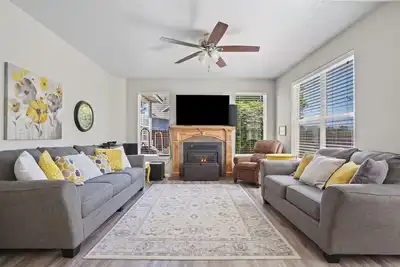 Image de Spacious Downtown Eagle Retreat Perfect for Groups