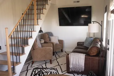 Image de CoZy Cottage in the heart of Linn County! Sleeps 5 and Deluxe spa-like bathroom!