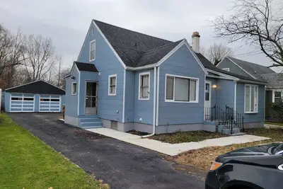Image de Nice big house with parking, fenced yard