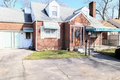 Image de King bed fenced backyard and parking