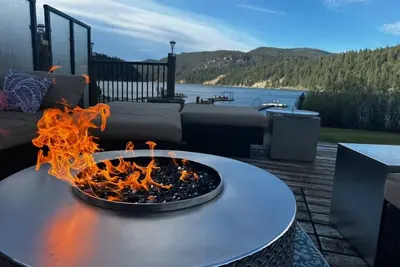 Image de Simplicity with luxury, lake front Chalet in the heart of Tulameen.