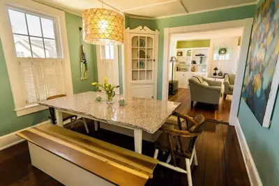 Image de Charming Home Walk Downtown/Waterfront\n