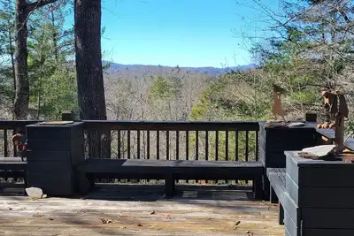 Image de Mt. top log home Views on 3 acres. Boarders Dupont State Park \nPet friendly.