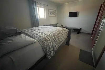 Image de Family-Friendly \/ couples Haven, 5 Minutes from the Beach and Amenities.