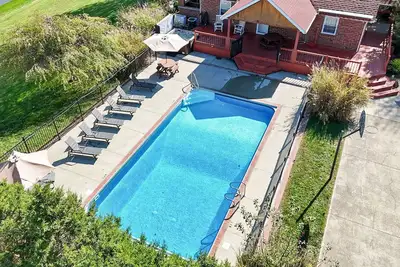 Image de Pickle Hill - pool, pickleball court, sauna, near Hocking Hills, sleeps 10!