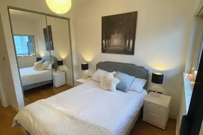 Image de Cozy place next to Arena 5 min walk to Victoria Stations.