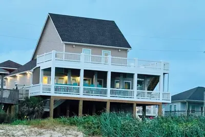 Image de Front Row Luxury - 5 Bedrooms, 2 Decks, 4 Swings, Outdoor Bar - Sleeps 19