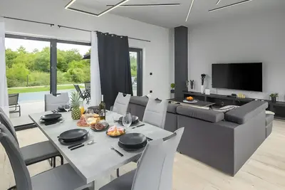 Image de Moderna Villa sa Infinity Bazenom u Mirnoj Istri za 7 Osoba, Kućni Ljubimci Da