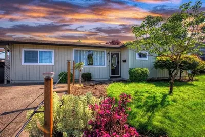 Image de Garden House fenced yard with covered patio. Pets okay. Close access to shops.