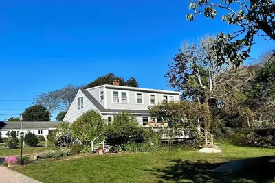 Image de Charming Ri Cottage minutes from the beach!