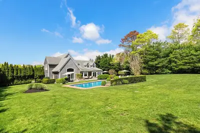Image de Spacious, Heated Pool, 2 Master Bedrooms close to Beaches, Shopping & Dining