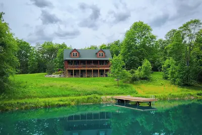 Image de Cozy cabin in tranquil setting overlooking pond