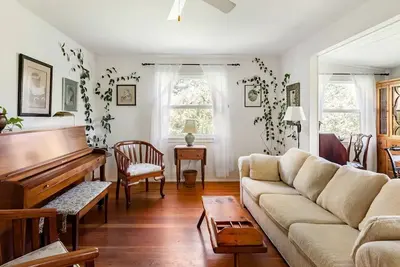 Image de Peaceful, charming, cottage in wine country. Beautiful yard!