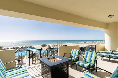 Image de Luxury Beachfront Condo with Large Fully Furnished Balcony C 30309