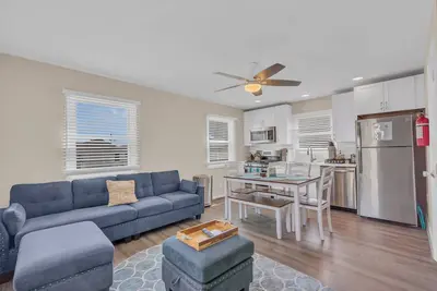 Image de Walk 2 Beach, Outdoor Shower, Linens + Towels provided, Beach badges included