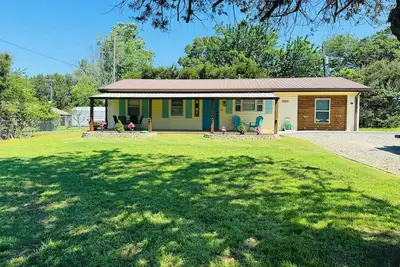 Image de Cozy Ranch Style Home - Minutes from the Lake, with boat parking!