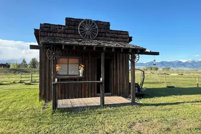 Image de Cozy, country cabin with magnificent views of the Bridger Mountains.