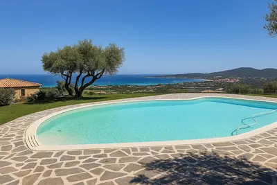 Image de Maison avec vue spectaculaire mer & montagne + piscine – idéal pour se détendre