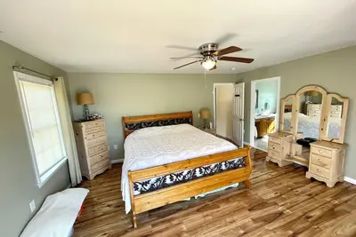 Image de Quiet beach house on Bissel Cove. Steps away from neighborhood beach.
