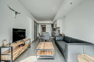 Image de Downtown 2br Gem with Balcony and Skyline Views