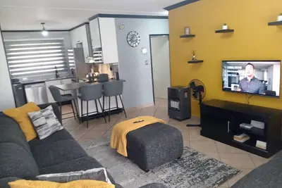Image de 2 Bedroom apartment with 2 queen size beds & a cot, 10 minutes from Jhb Airport.