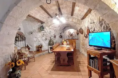 Image de La Grotta di Nima, Casa Vacanze dal Fascino Rustico tra Roccia, Legno e Mattoni