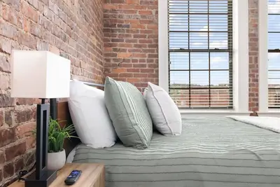 Image de Urban downtown Johnson City loft oasis