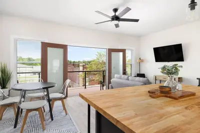Image de New construction 2nd level apartment * Downtown Jc