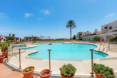 Image de \"Beachfront Apartment: Serenity by the Sea - Ideal for Families\"