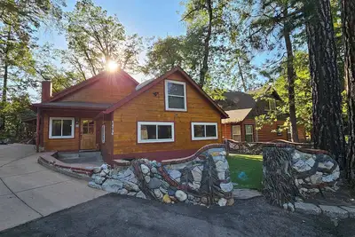 Image de Cabin in The Pines | Large Outdoor Patio | Firepit