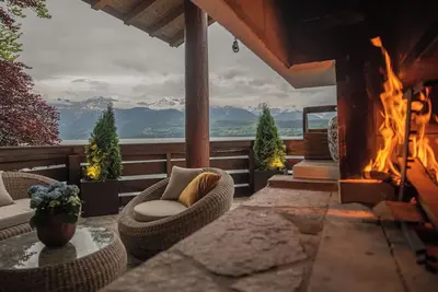 Image de GemĂĽtliches Chalet mit Panoramasicht auf See und Berge