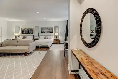 Image de Welcome to “Chateau Sherbrooke's” loft: a historic gem in Downtown Montreal.