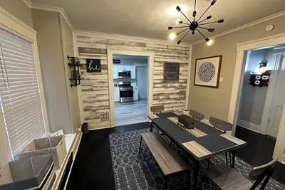 Image de A modern, comfortable and conveniently located apartment.