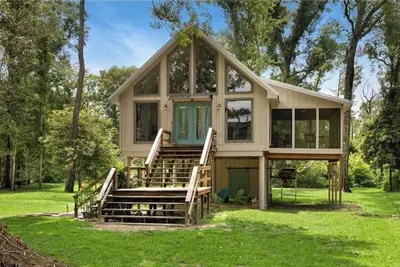 Image de Cozy Whispering Hideaway- Indulge in serenity and unwind in nature.