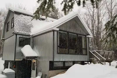 Image de Great location & price- outdoor hot tub with brook, 6 minutes to Mount Snow!