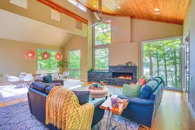 Image de Lakefront Roxboro Home w/ Private Dock!